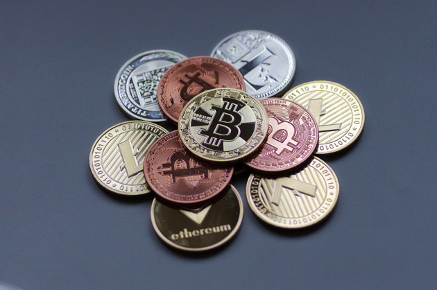 资金费率持续处于高位时,多头头寸面临哪些潜在风险?